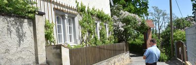 Immobilienmakler begutachtet Denkmalimmobilie