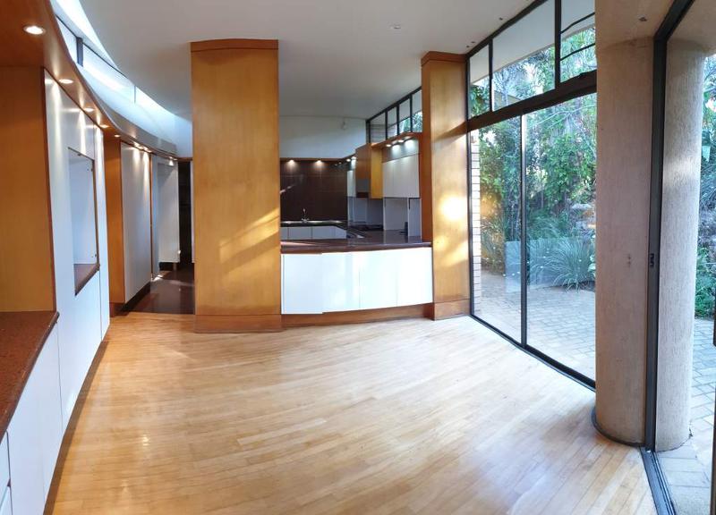 Blick Fruehstuecksbereich in die Kueche Einfamilienhaus Kloof