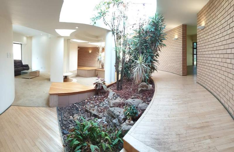 Atrium mit Wohnbereich fuer Fernseher Einfamilienhaus Kloof