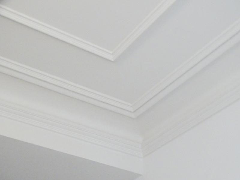 hochwertige Stuckarbeiten im Wohnzimmer Wohnung Leipzig