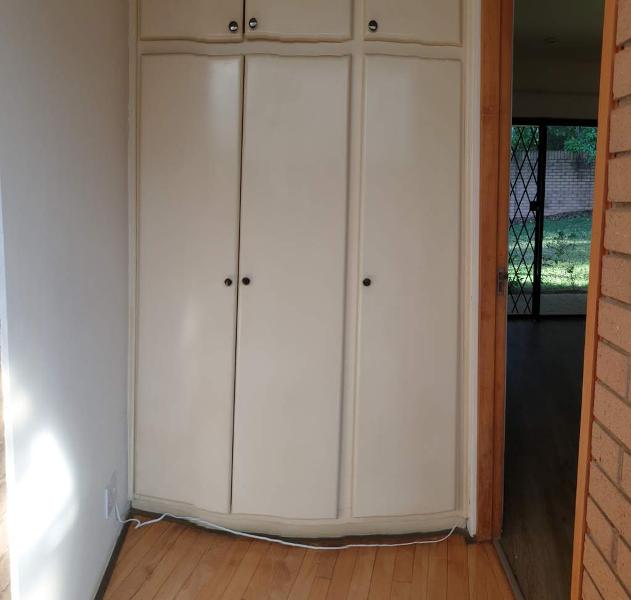 Schrank in der Passage fuer Handtuecher usw Einfamilienhaus Kloof
