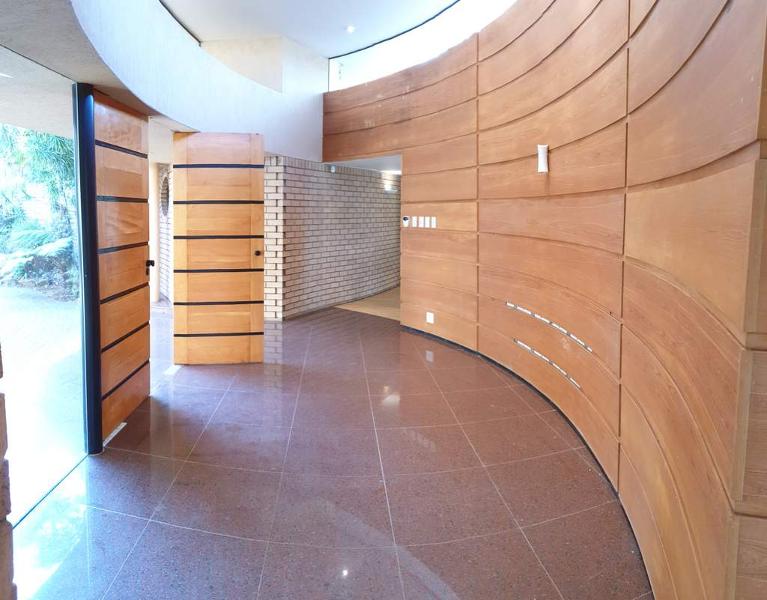 Eingang mit Trennwand zum Wohnbereich - Solides Yellowwood Einfamilienhaus Kloof