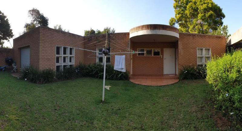 1 Garage und 2 Zimmer fuer Angestellte und 1 Bad koennte auch sep Wohnung werden (2) Einfamilienhaus Kloof