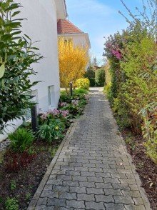 Hauszugang helle Erdgeschosswohnung in ruhiger Wohnlage in Markkleeberg zu vermieten.