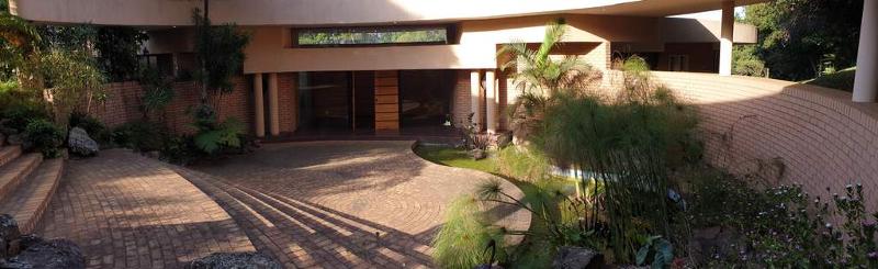 Aussen Wasseranlage fuer Koi und Eingang a Einfamilienhaus Kloof