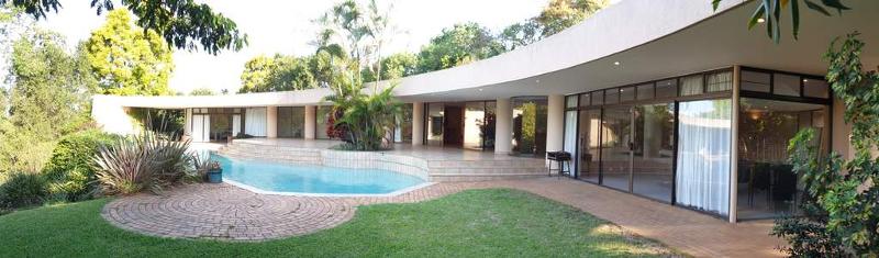 Aussenbilder mit grossem Pool (2) Kloof Einfamilienhaus Gro�z�gige moderne Villa in Kloof bei Durban