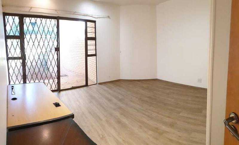 Zimmer 5 mit Einbauschraenken und Vinyl Bodenbelag Einfamilienhaus Kloof