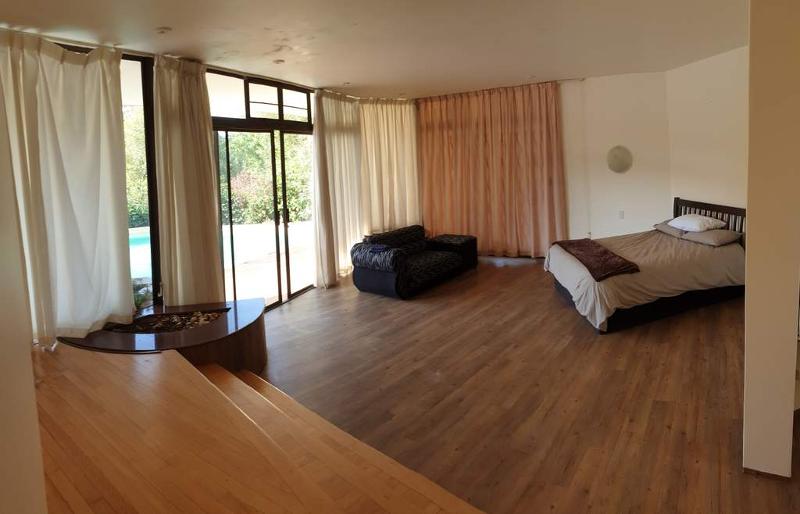 Hauptschlafzimmer mit Schiebetuere zum Pool Einfamilienhaus Kloof