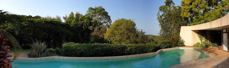 Aussenbilder mit grossem Pool (1) Einfamilienhaus Kloof