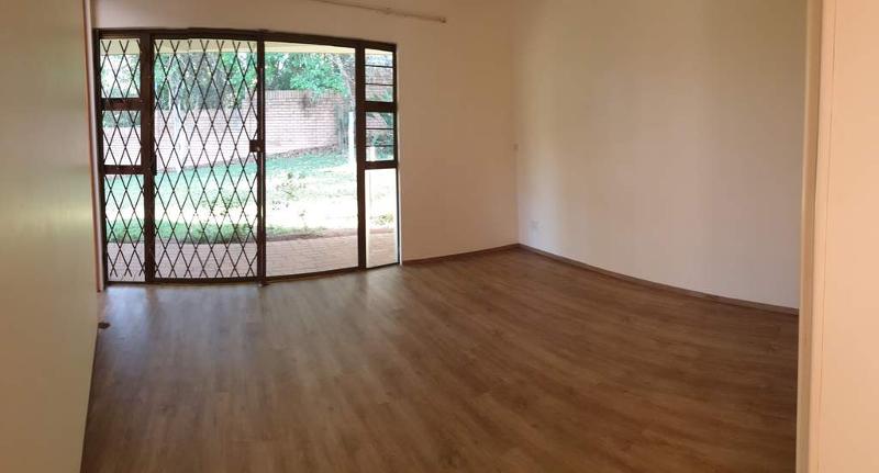 Schlafzimmer 3 mit eigenem Bad und Schraenke Vinyl Bodenbelag Einfamilienhaus Kloof