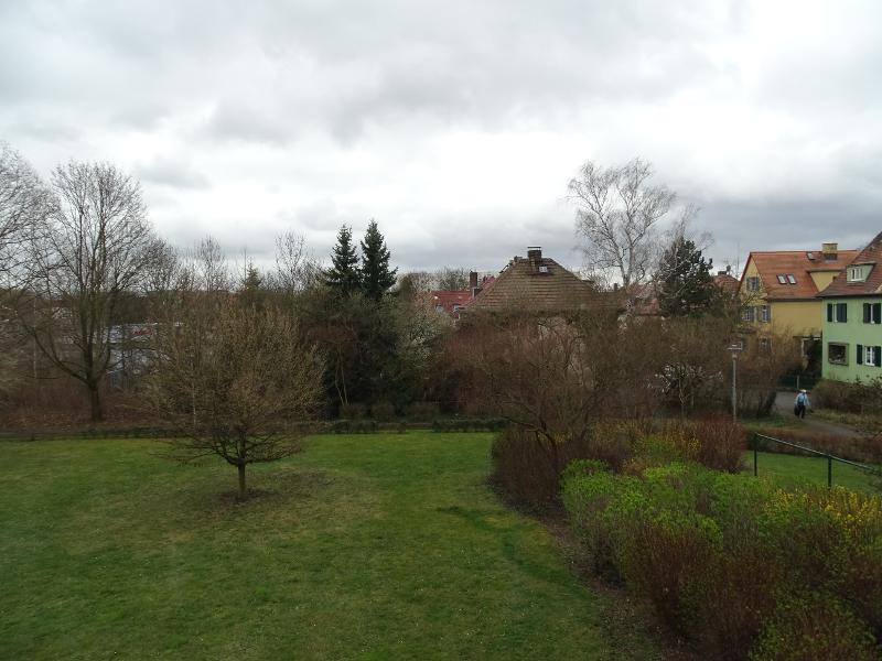 Wohnzimmerausblick ins Gr�ne Wohnung Leipzig