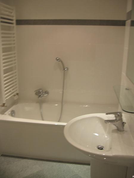 Bad mit Wanne Fu�bodenheizung Handtuchheizk�rper Wohnung Leipzig