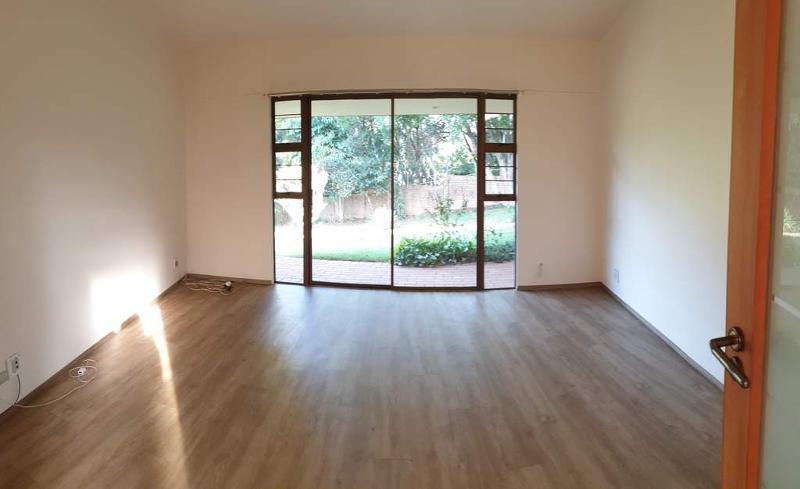 Zimmer 2 Vinyl Bodenbelag Keine Einbauschraenke Einfamilienhaus Kloof