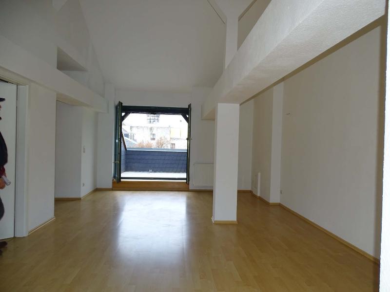 Wohnzimmer mit Blick zum Balkon Wohnung Leipzig