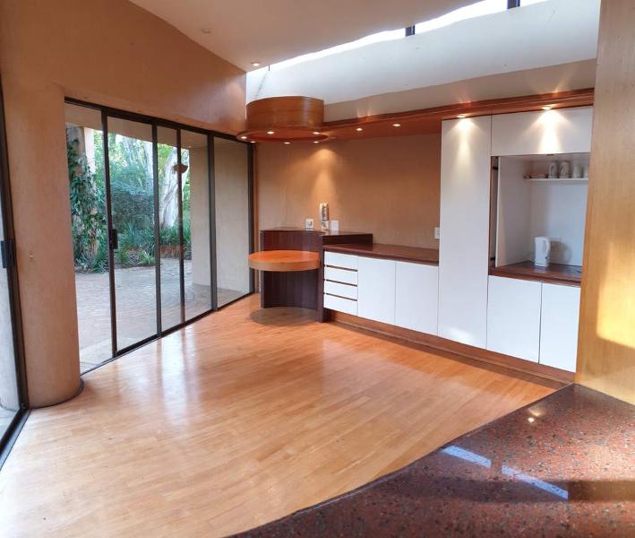 Fruehstuecksbereich mit Kaffee Station rechts im Bild Einfamilienhaus Kloof